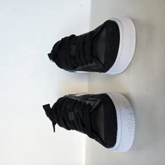 Nike Black and White Athletic Sneakers with Bold Swoosh